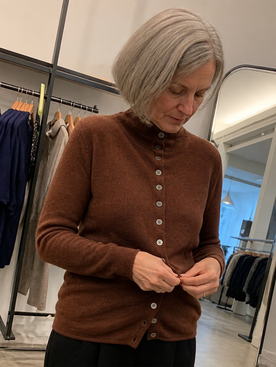 Hanneke | Fijngebreid Vest met Knopen