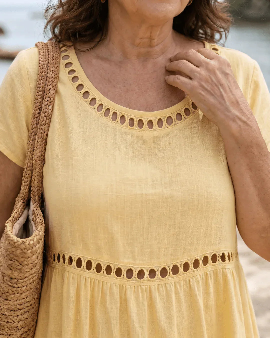 Petra | Midi Jurk van Katoen en Linnen met Borduurdetails